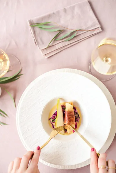 Servierfertiger Skrei auf Spitzkohl, garniert mit Birne und Kräutern