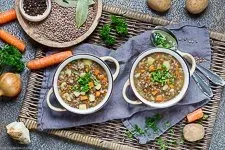 Servierfertiger vegetarischer Linseneintopf, garniert mit frischer Petersilie