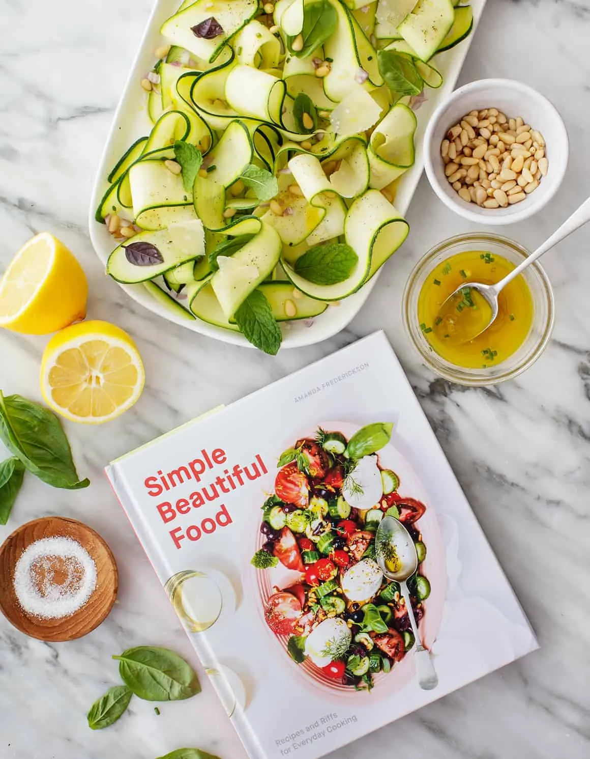 Servierfertiger Zucchini Salat auf einer eleganten Platte mit Zitronenvinaigrette