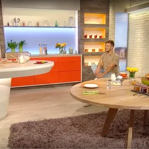 Servierfertiges Beeren-Eis am Stiel, ein ideales Sommerrezept aus der ZDF Volle Kanne Sendung.