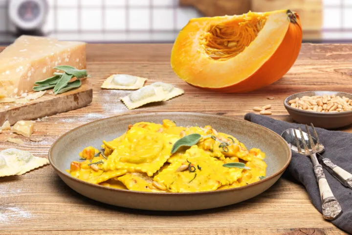 Serviert mit Salbei, Parmesan und Pinienkernen