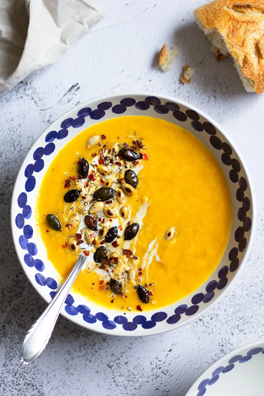 Servierte Butternut Kürbis Suppe, vegan und mit gerösteten Kürbiskernen garniert