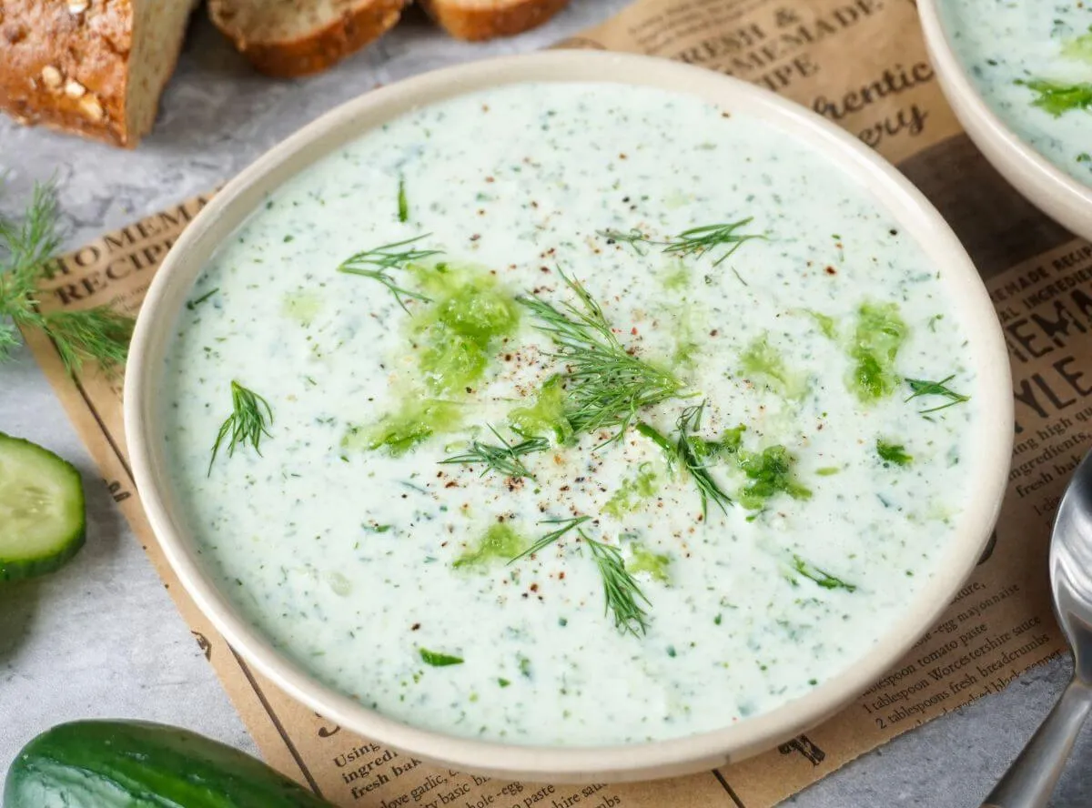 Servierte kalte Gurkensuppe mit Dill als erfrischende Vorspeise