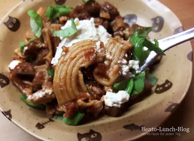 Servierte Linsennudeln mit Walnuss-Auberginen-Tomatensoße