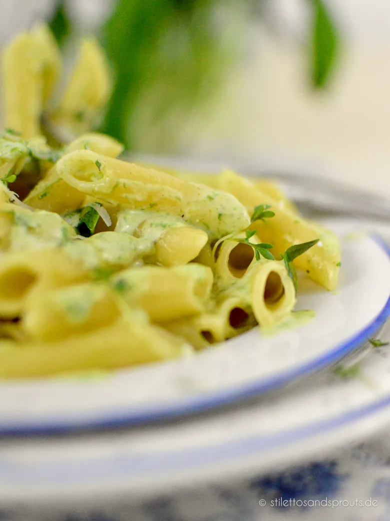 Servierte Pasta mit intensiver Bärlauch-Parmesan-Sauce