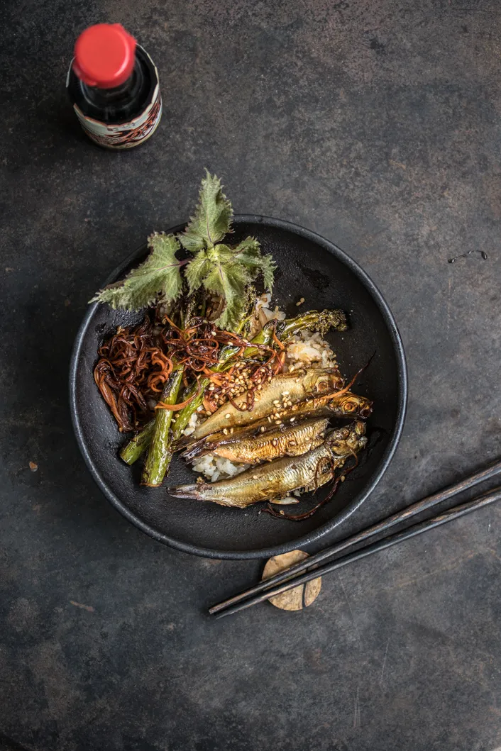 Servierte Portion des Sprotten Rezepts: Kieler Sprotten auf Dashi-Reis, garniert mit Sesam und Furikake