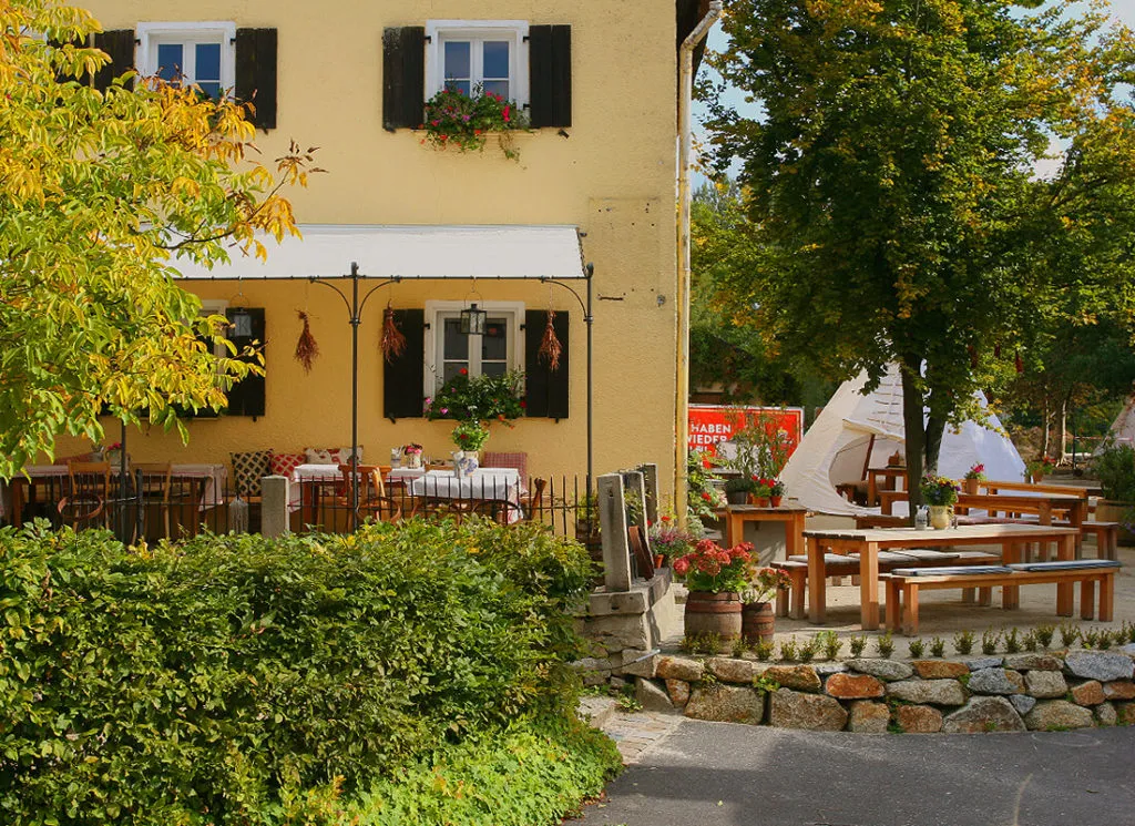 Servierteller mit fränkischen Spezialitäten im Bräustüberl Schönbrunn