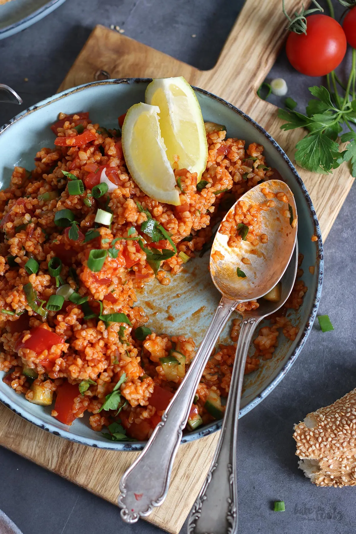 Servierter Bulgursalat mit frischen Kräutern und Zitrone garniert