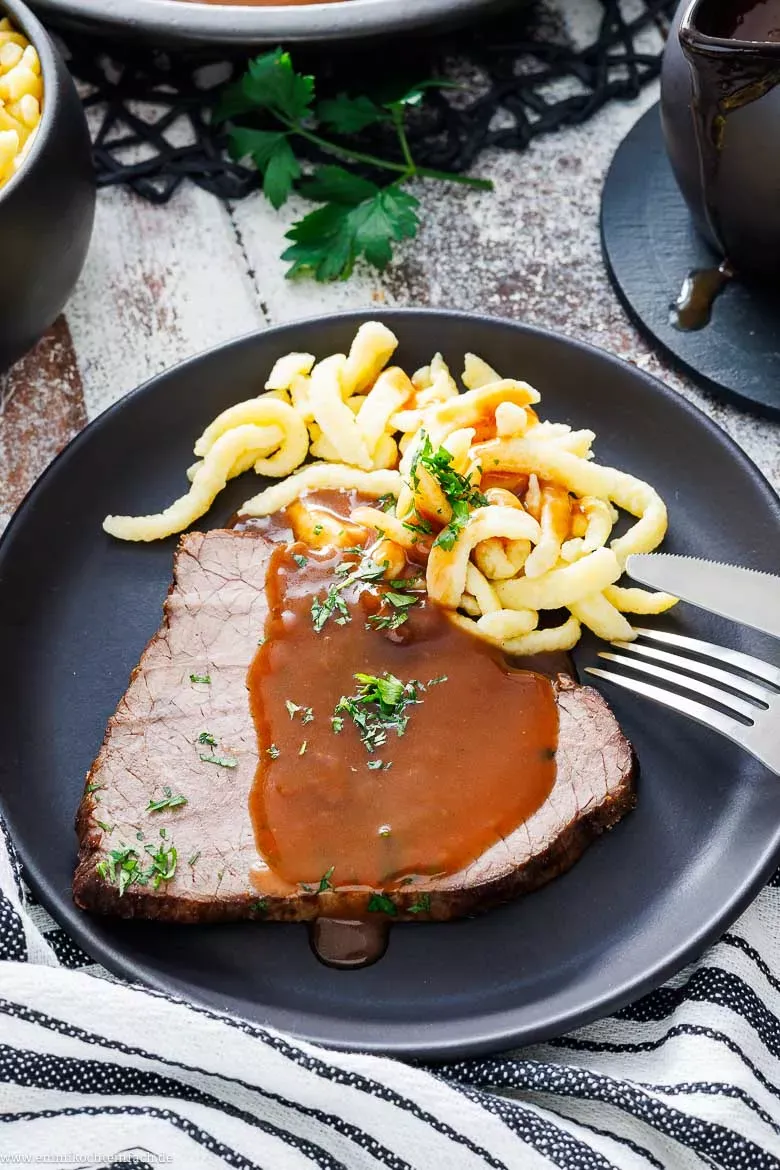 Servierter Rinderbraten mit viel Soße