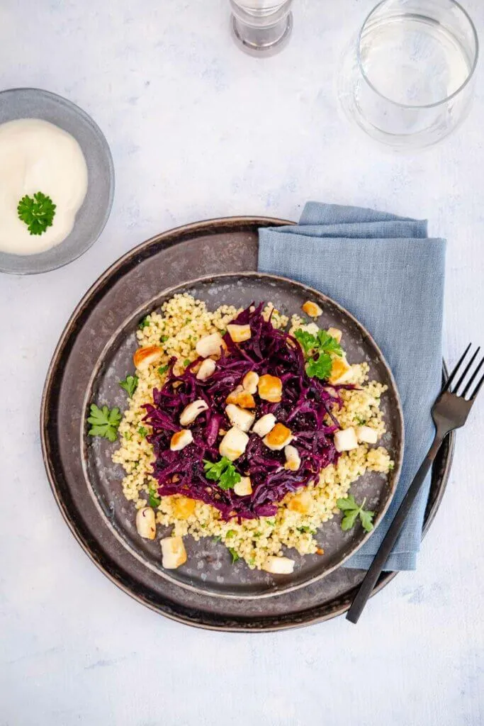 Servierter Rotkohl-Couscous mit goldbraunem Halloumi und Naturjoghurt, eine köstliche Rotkohl-Variante