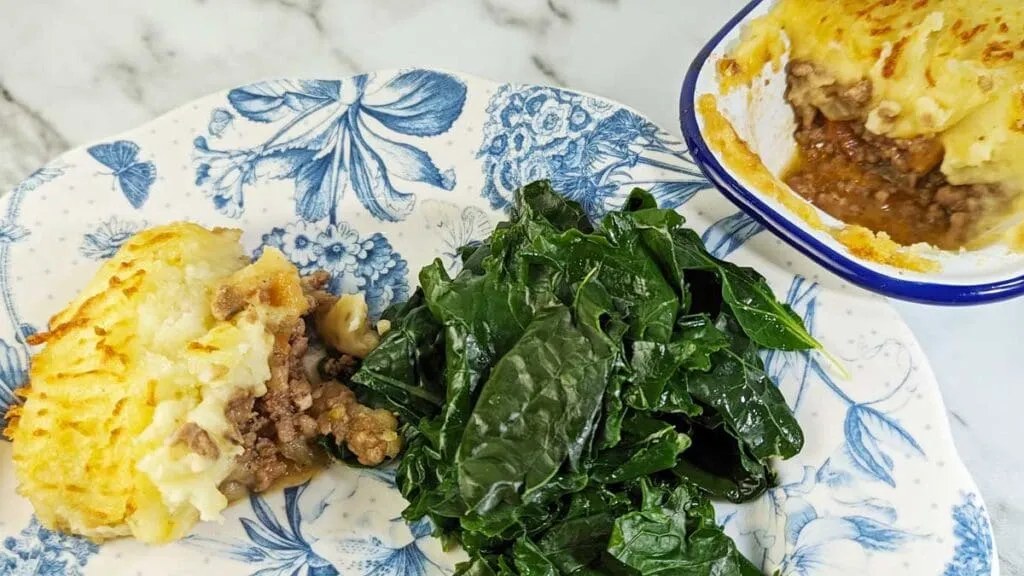 Servierter Shepherd's Pie, frisch aus dem Ofen oder der Heißluftfritteuse, mit Beilagen