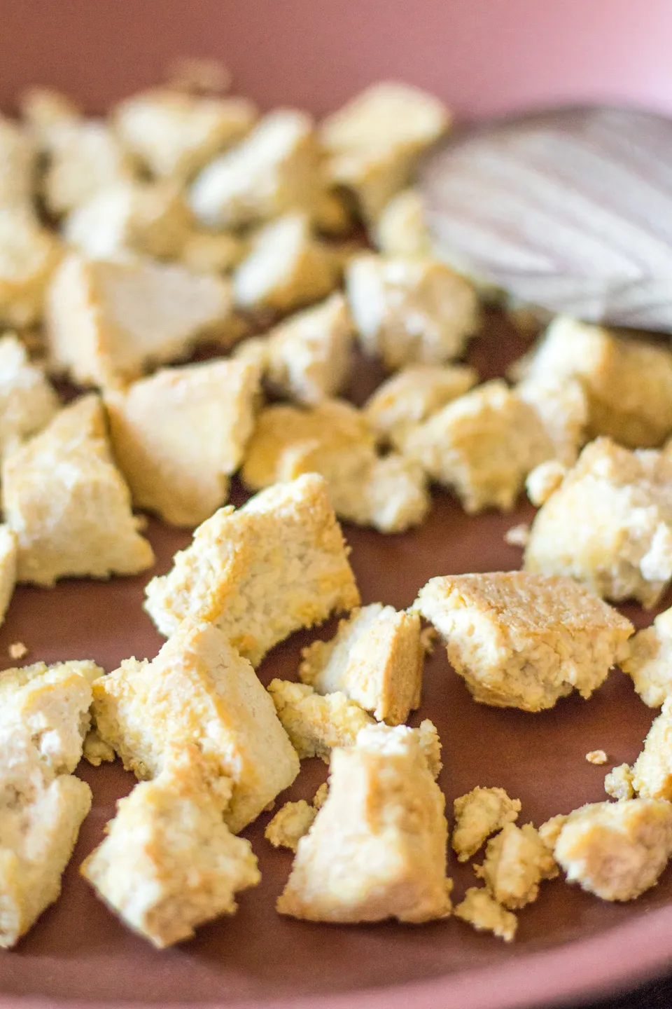 Servierter Tofu mit Sesam und Kräutern, angerichtet für eine Mahlzeit