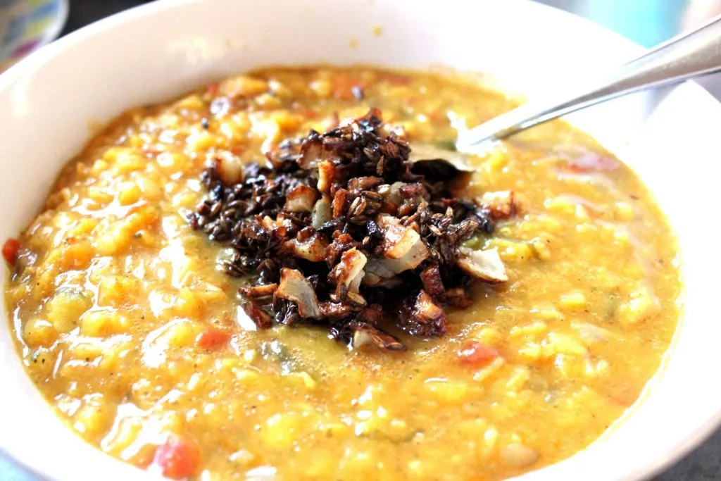 Serviertes Dal Tadka: Indisches Linsengericht mit Basmatireis und Naan-Brot