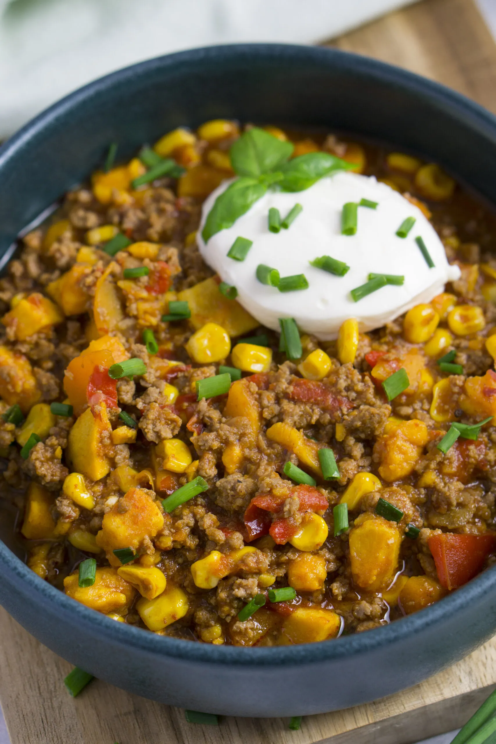 Serviertes histaminfreies Hauptgericht: Süßkartoffel-Chili mit Fetakäse-Topping