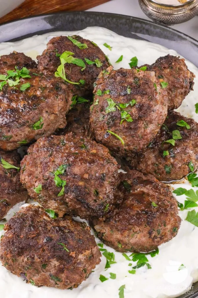 Serviervorschlag: Würzige Köfte als schneller und leckerer Snack