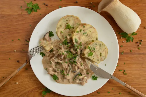 Serviettenknödel mit Pilzragout