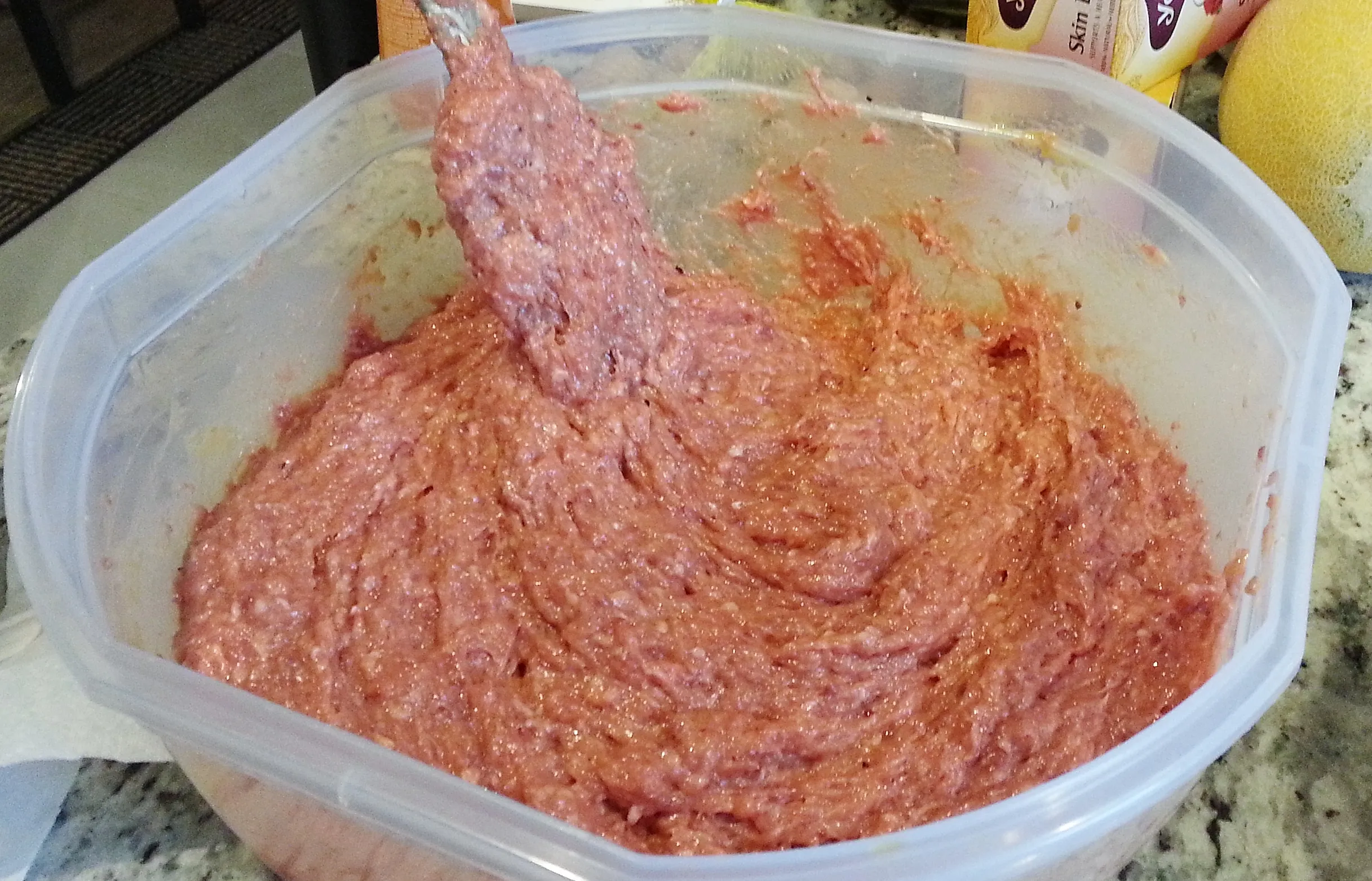 Sich über eine gesunde Mahlzeit freuen