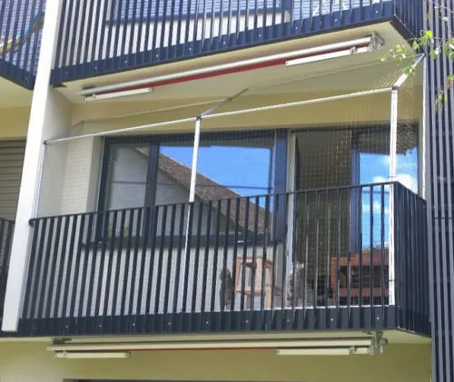 Sichere Montage eines Katzennetzes auf dem Balkon