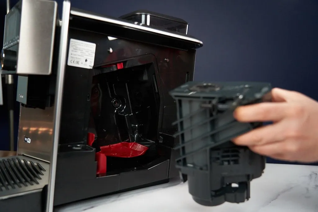 Siemens EQ9 Kaffeevollautomat Bruehgruppe ausgebaut