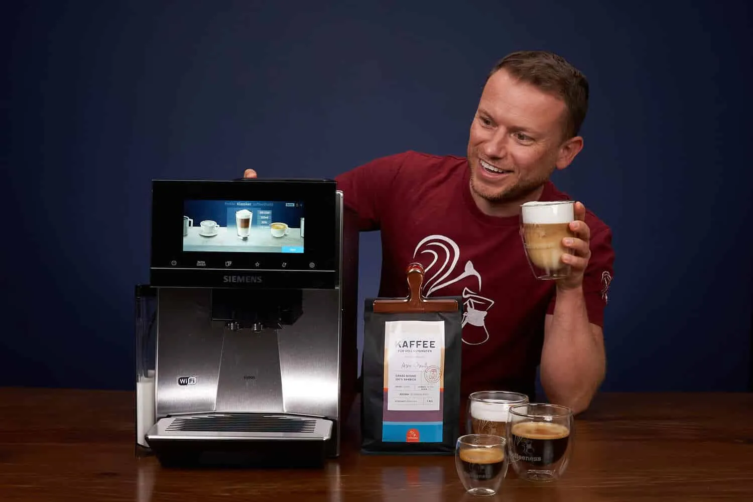 Siemens EQ.900 Kaffeevollautomat mit zwei Mahlwerken und Latte Macchiato Zubereitung