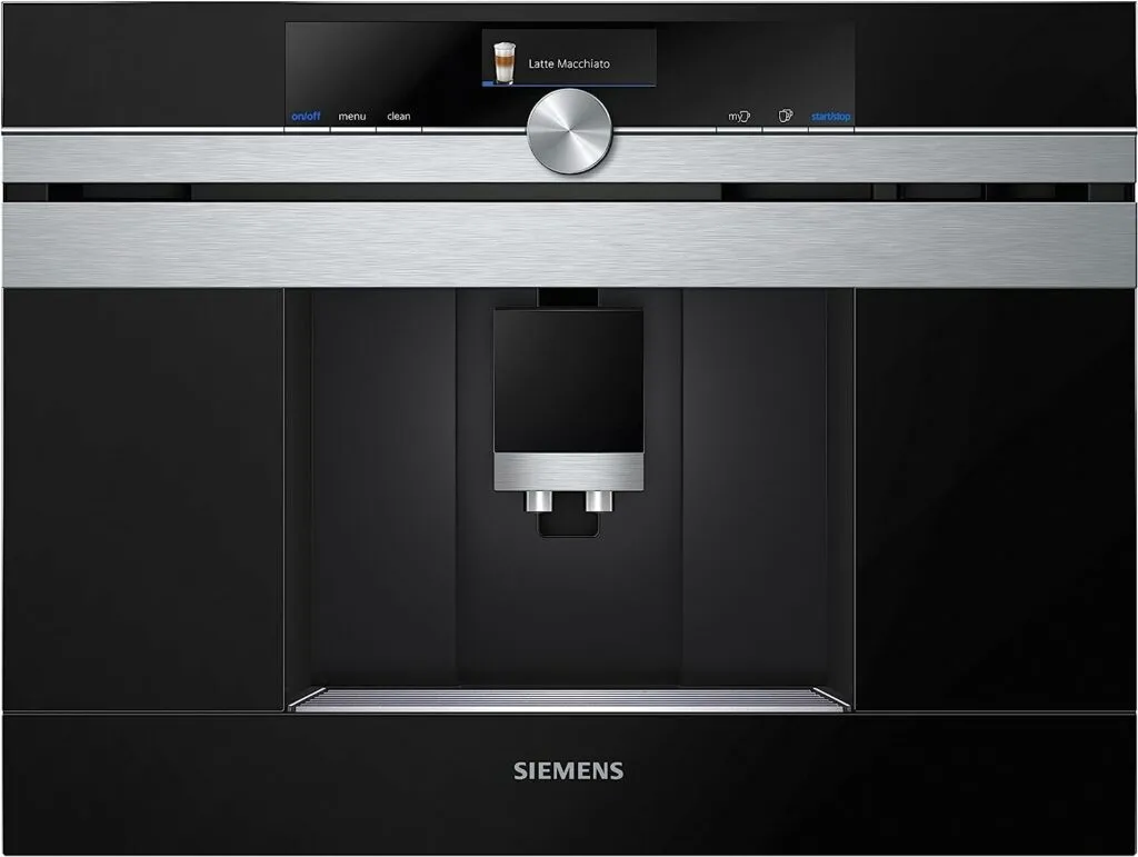 Siemens iQ700 Einbau-Kaffeevollautomat in Edelstahl-Optik, nahtlos in eine Küchennische integriert