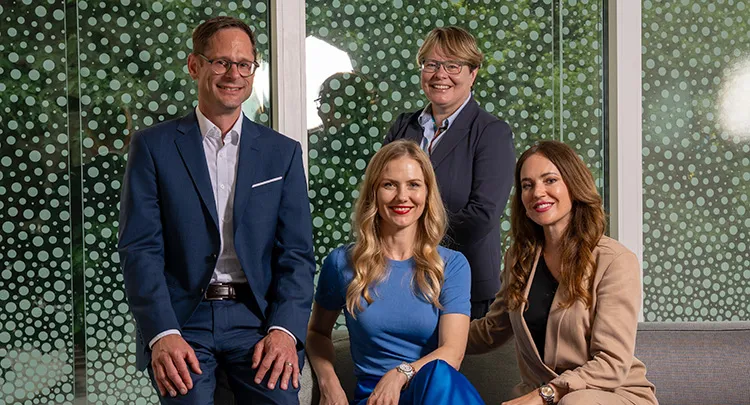 Silvan Hilfiker, Nadine Jürgensen, Marianne Wildi und Patrizia Laeri besprechen die Ellexx Finanzen und die BaaS-Partnerschaft mit der Hypothekarbank Lenzburg.