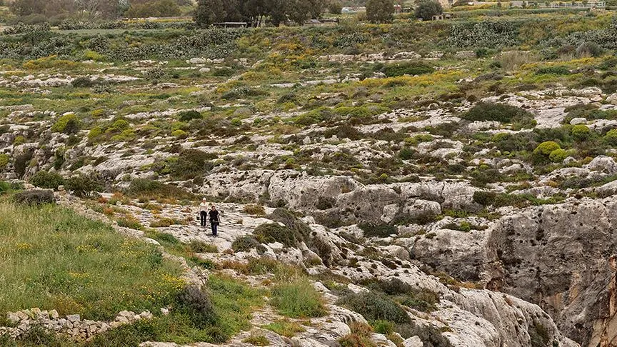 Silvia Schneider beim Felsklettern an der Küste von Gozo
