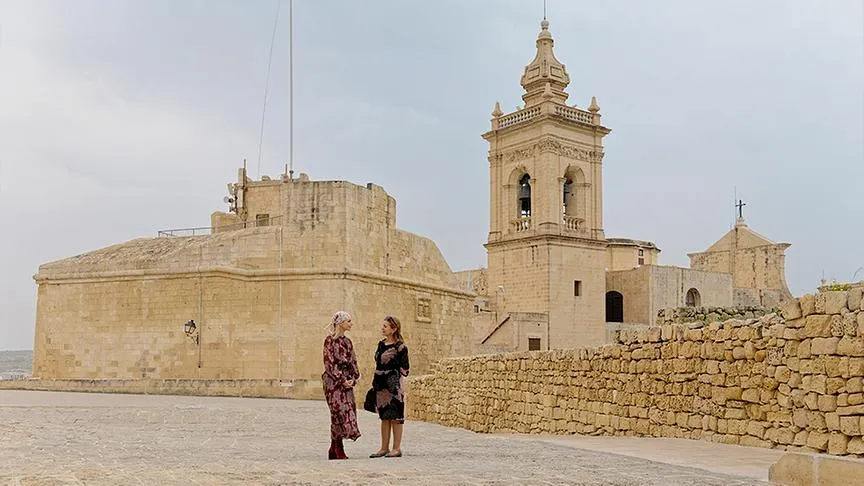 Silvia Schneider vor der imposanten Kathedrale in Victoria, Gozo