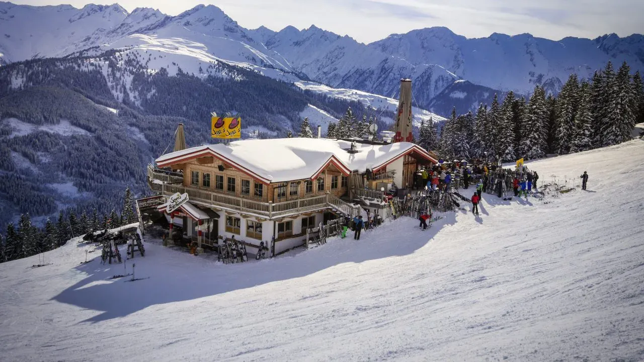 Skifahrer vor Bergpanorama in den Alpen, ideal für einen aktiven Winterurlaub in einem deutschen Spa-Resort.