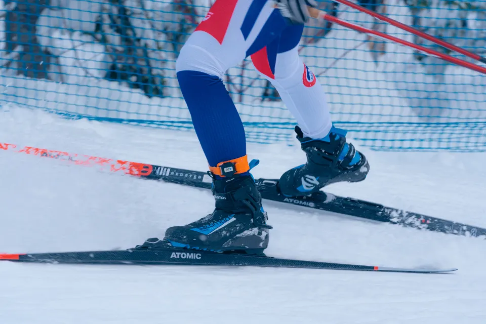 Skiläufer in voller Aktion während eines Tour de Ski Rennens