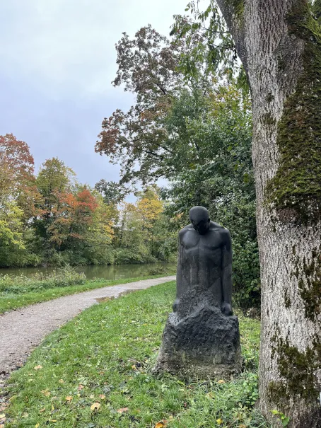 Skulptur am Isarwerkkanal in Thalkirchen