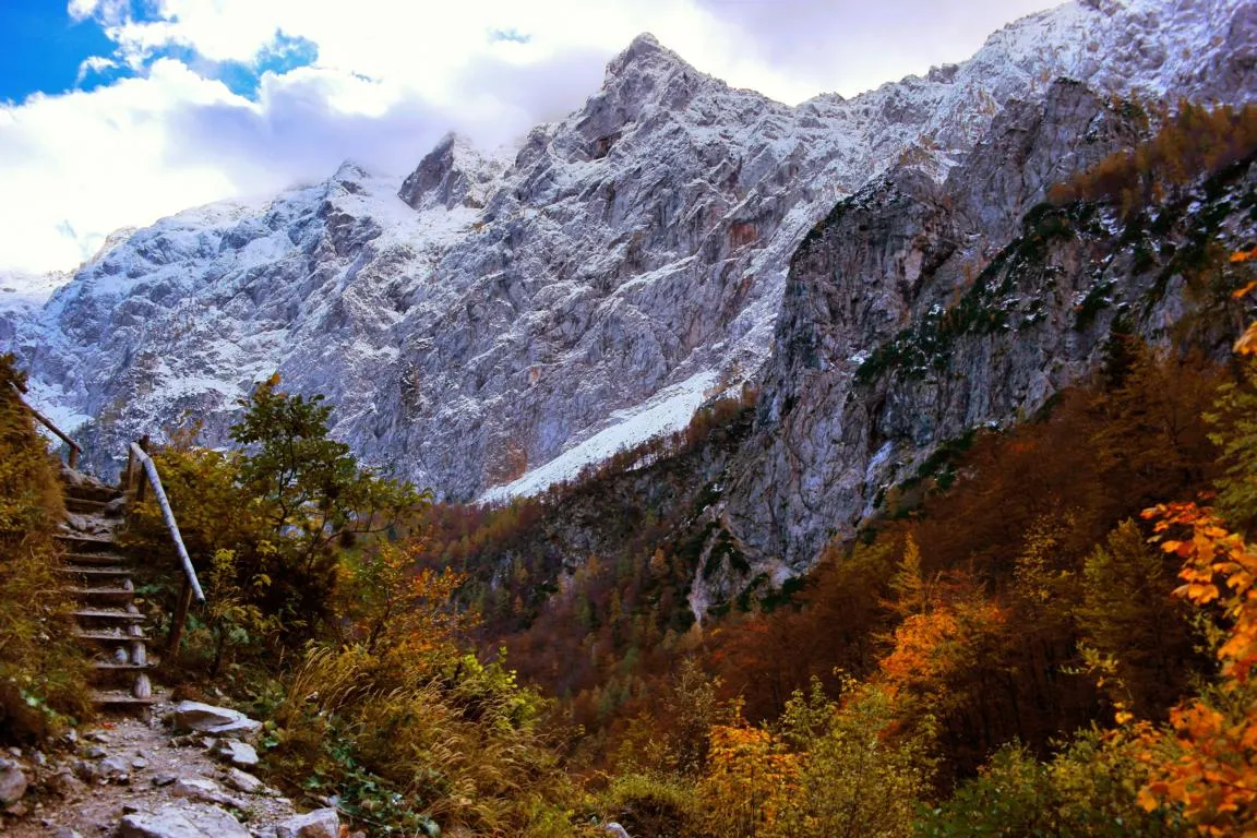 Slowenien im Herbst: Logarska Dolina mit herbstlicher Laubfärbung