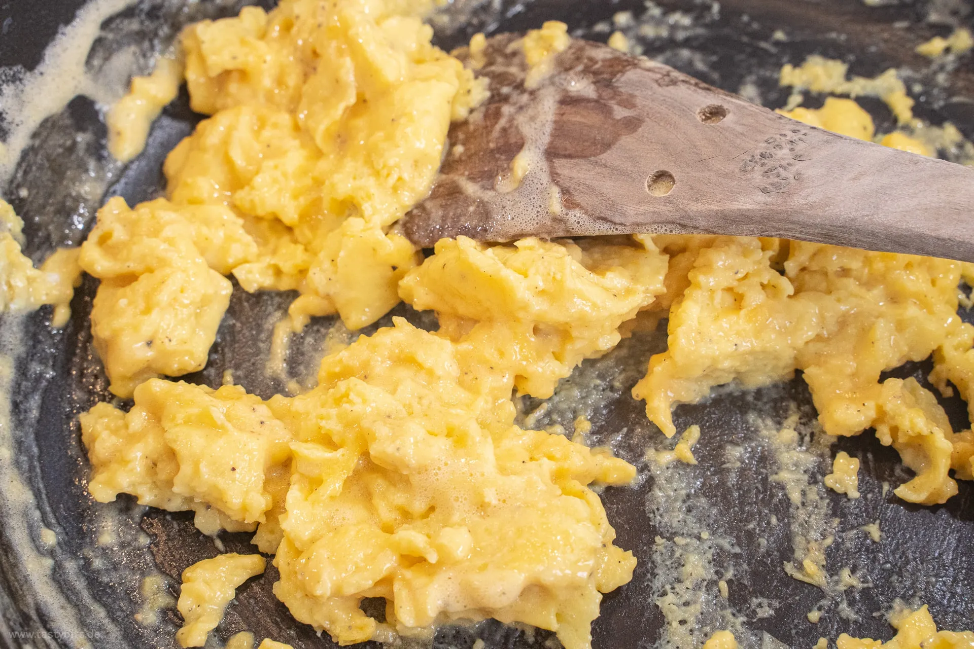 So wird Rührei in der Pfanne gemacht
