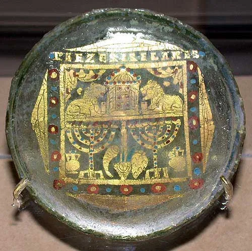 Sockel aus Goldglas (4. Jh. n. Chr.) aus dem Israel Museum, Jerusalem, mit jüdischen Symbolen wie Toraschrein und Menorot, illustriert vielseitige &quot;Pie Zeses&quot;-Trinksprüche.
