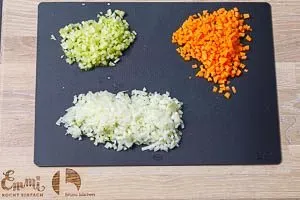 Soffritto-Gemüse (Karotten, Sellerie, Zwiebeln) fein geschnitten