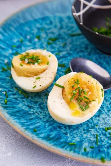 Soleier aufgeschnitten mit Essig, Senf und Öl in der Eigelb-Mulde