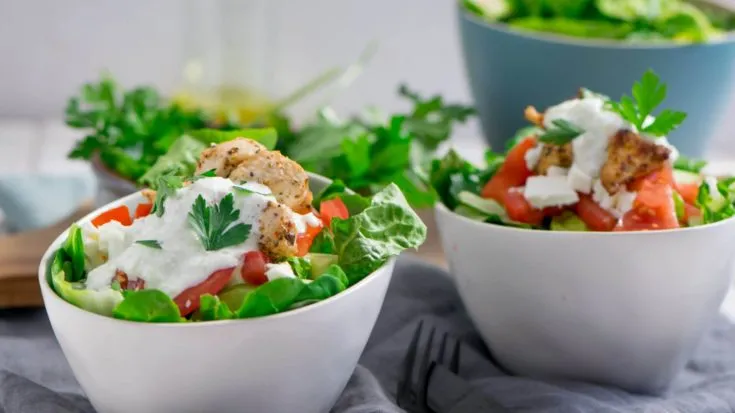Sommerliche Gyros Salat Bowl, leicht und sättigend