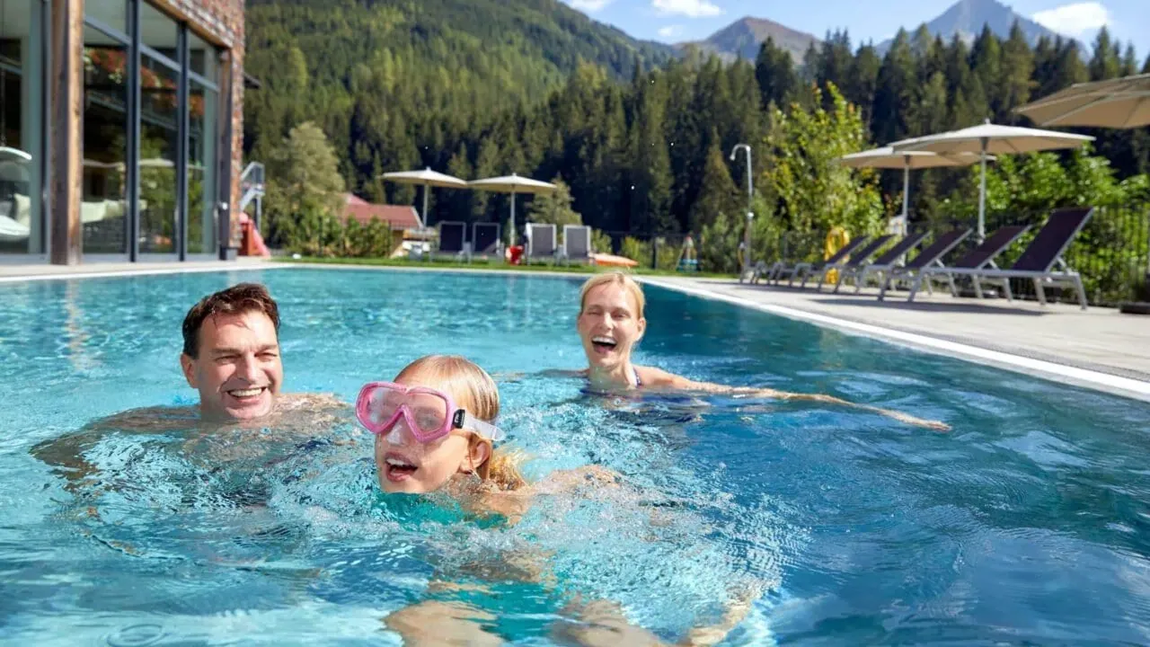 Sommerliches Alpenpanorama in Bayern, ideal für Wanderungen und Erholung nach einem Spa-Besuch.