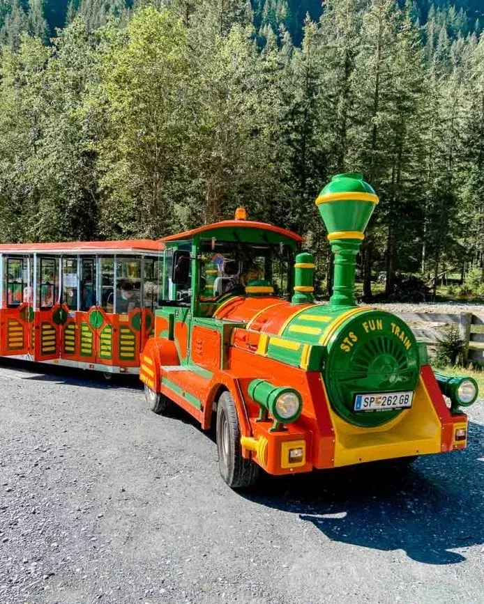 Sommerwandern am Katschberg in Österreich, mit atemberaubenden Bergblicken.