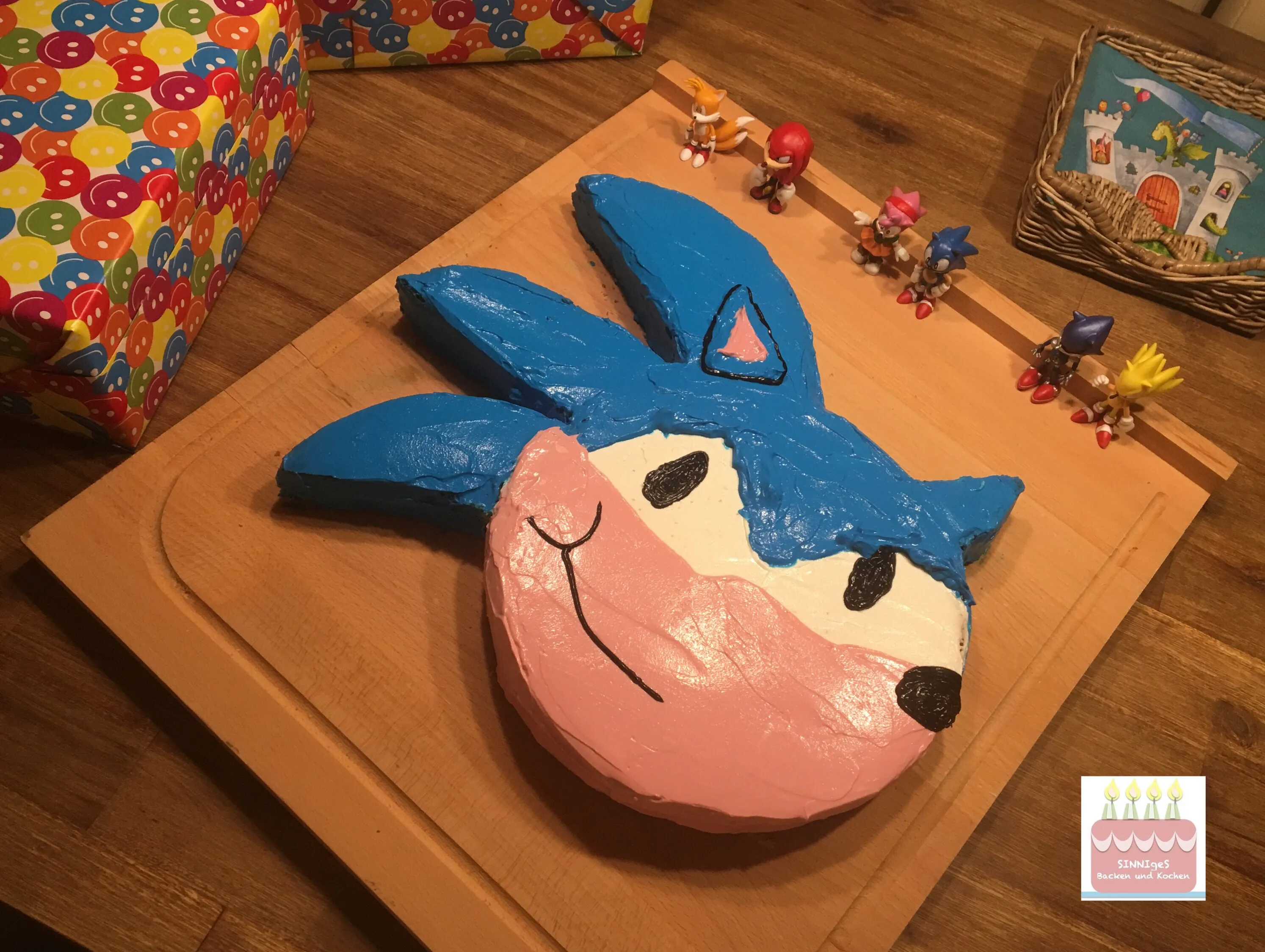 Sonic Kuchen mit blauer und rosafarbener Creme verziert