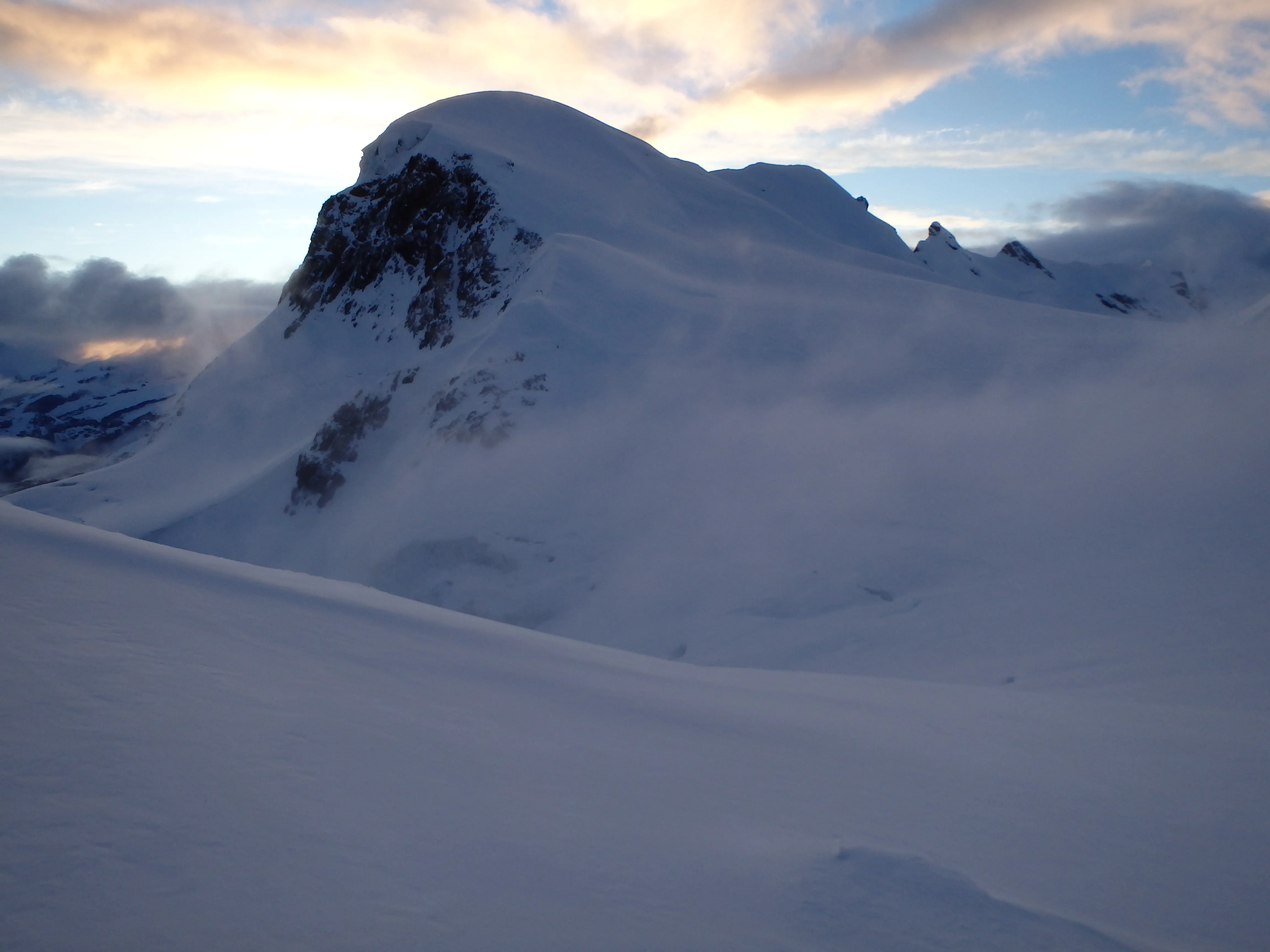Sonnenaufgang über dem Breithorn in den Schweizer Alpen