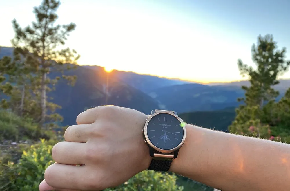 Sonnenaufgang über den Alpen von oben