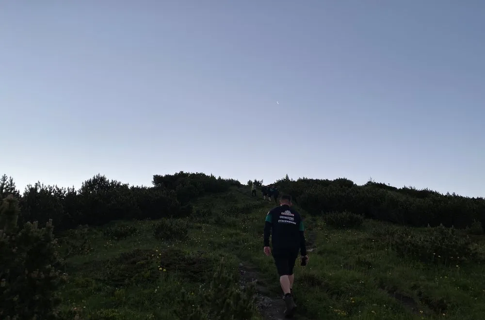 Sonnenaufgang über den Berggipfeln