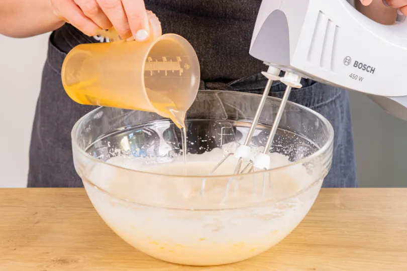 Sonnenblumenöl zum Tortenboden-Teig geben