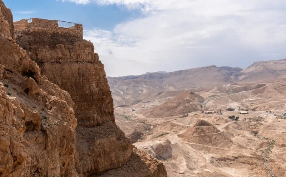 Sonnenlicht taucht die historischen Stätten von Masada in warmes Licht.