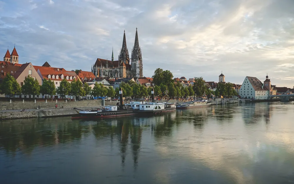 Sonnenuntergang-Regensburg-Bruecke-Donau-Aussicht-Dom