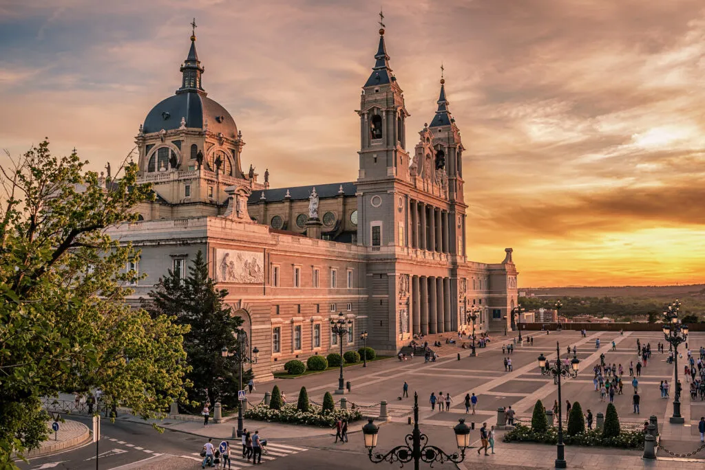 Sonnenuntergang über der Almudena-Kathedrale in Madrid