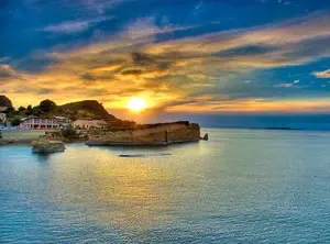 Sonnenuntergang über der Küste Korfus, mit beeindruckender Landschaft und friedlicher Atmosphäre.