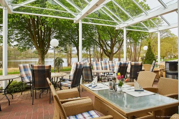 Sonnenverwöhnte Restaurantterrasse mit direktem Seeblick auf den Einfelder See