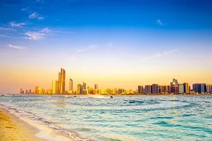 Sonnenverwöhnter Strand und moderne Skyline in Abu Dhabi, Vereinigte Arabische Emirate